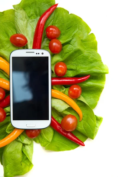 Verdure e uno smartphone — Foto Stock